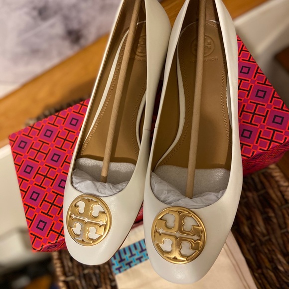 Tory Burch Shoes - NEW Tory Burch Ivory Chelsea Ballet Flats